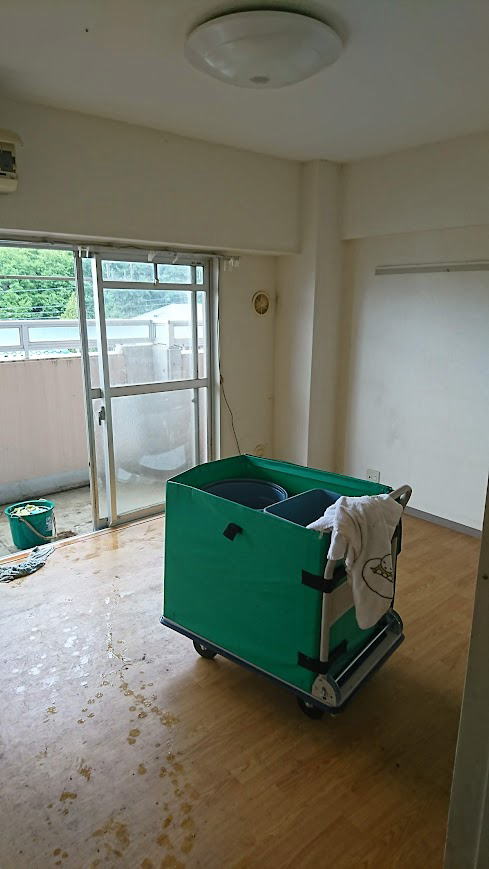 ゴミマンション片付けし、ゴミ搬出後のクリーニング作業